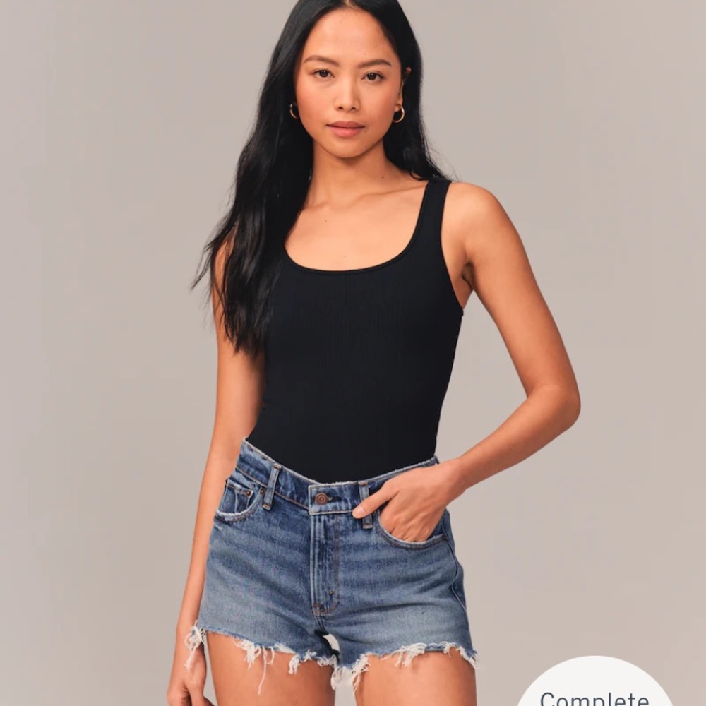 Abercrombie mid rise the mom short